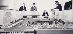David Helldén (sittande) diskuterar Sergels torg 1965. Foto: Arkitekturmuseum
