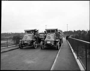 Lastbilar på Stora Essingebron 1928 (Foto Stockholms hamn, SSM)