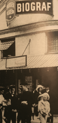 På värdshusets plats öppnades biografen Pariser-Teatern 1911.