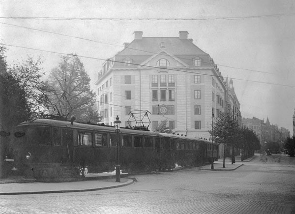 Stationsuret lyser fortfarande över Engelbrektsplan